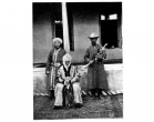 Курманджан-датка с сыном Асанбеком (слева) и слугой, держащим родовую шашку, пожалованную кокандским ханом. Из интернета