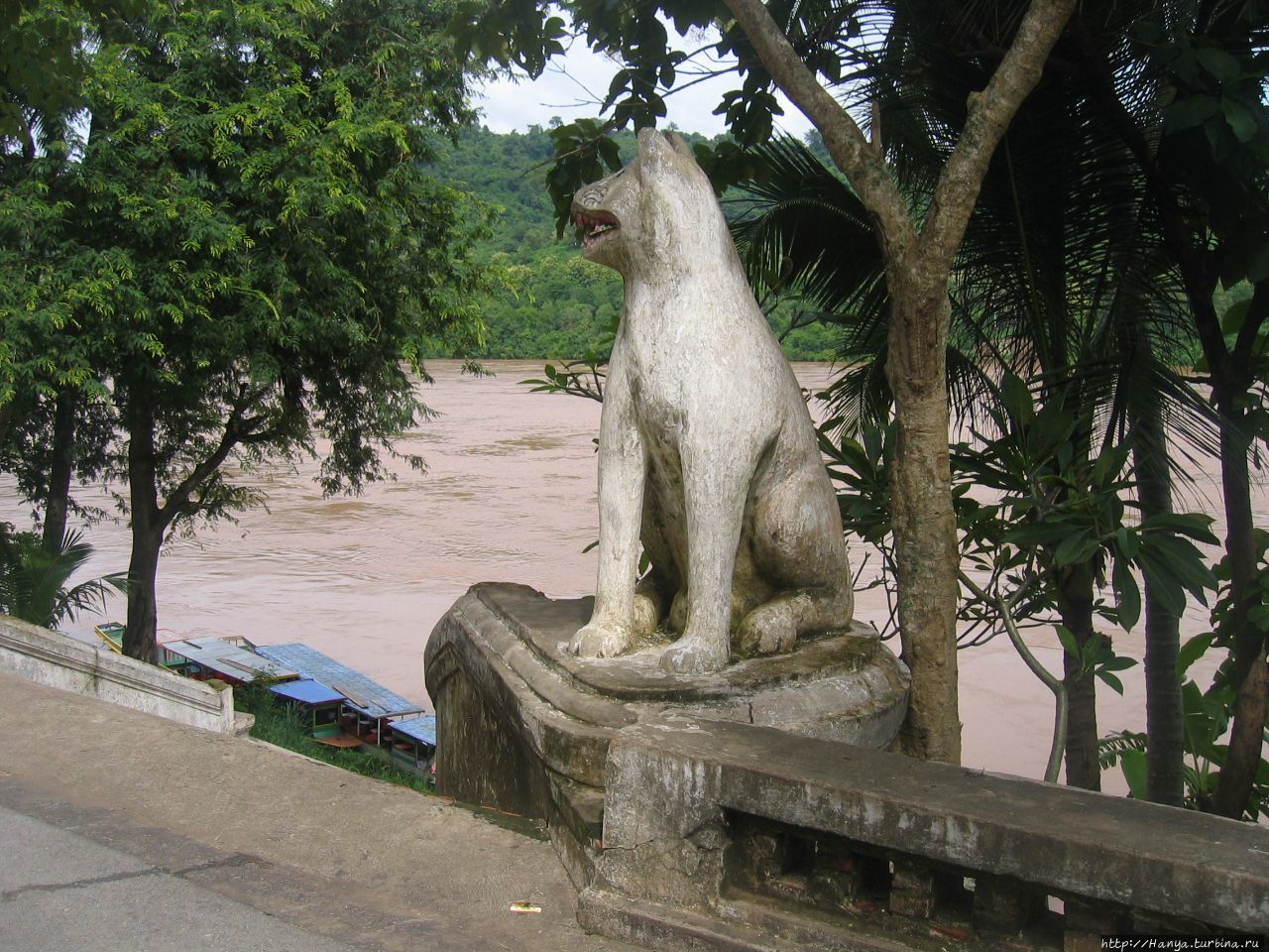 Странные звери на набережной Меконга Луанг-Прабанг, Лаос