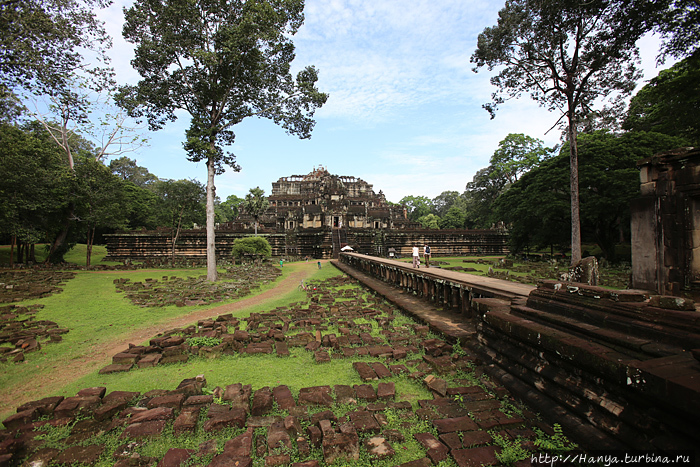 Храм-гора Бапуон за павильоном. Фото из интернета Ангкор (столица государства кхмеров), Камбоджа