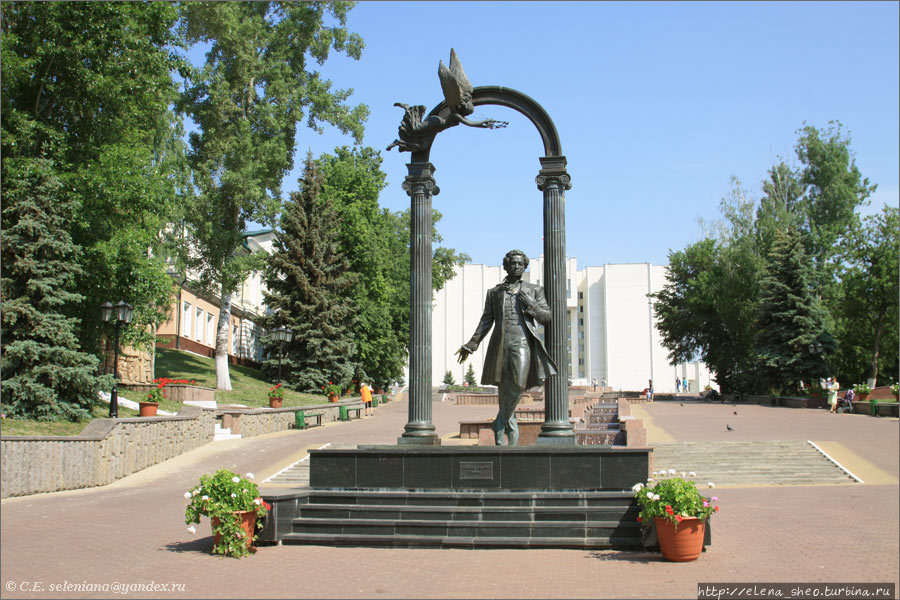 6. Памятник А.С. Пушкину, установленный в 2001 году. Пушкин в раздумье прислонился к арке, а сверху над ним парит муза поэзии.
