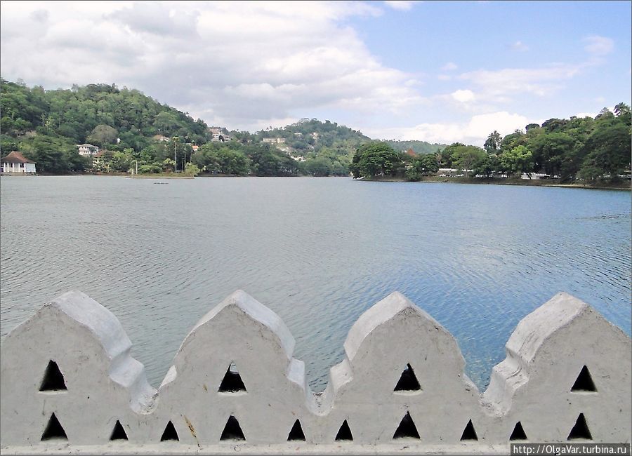 По периметру озеро ограждено декоративной стеной Канди, Шри-Ланка