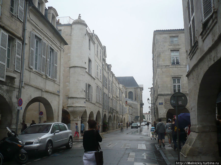 Прогулка по городу в дождливый день Ля-Рошель, Франция