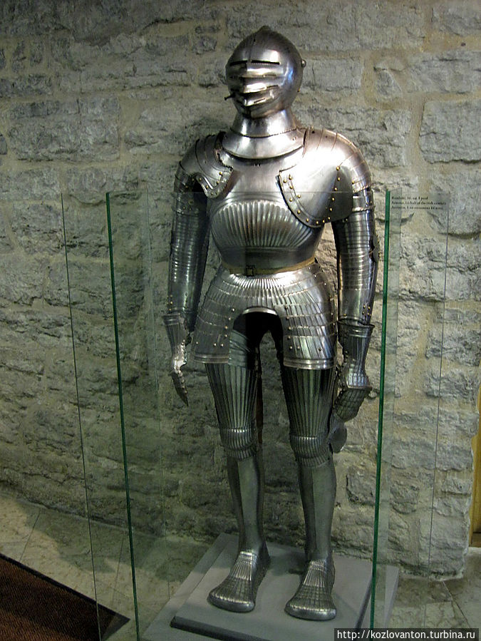 Свои латы воин оставлял на нижнем этаже и шел наверх башни заглядывать в чужие кухни.