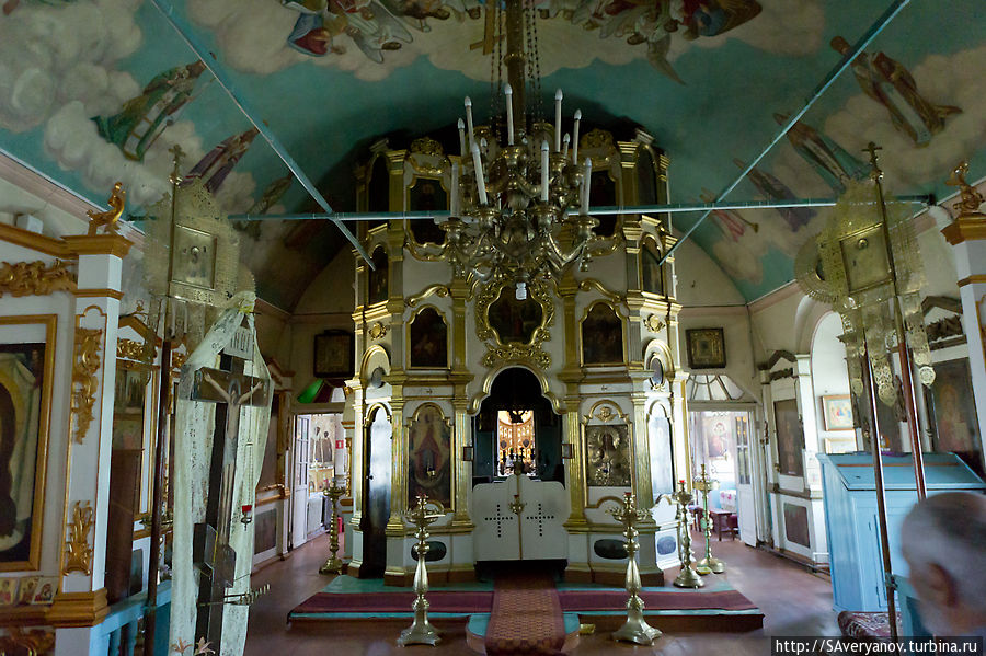 Необычный второй алтарь в центральной части церкви Усолье, Россия