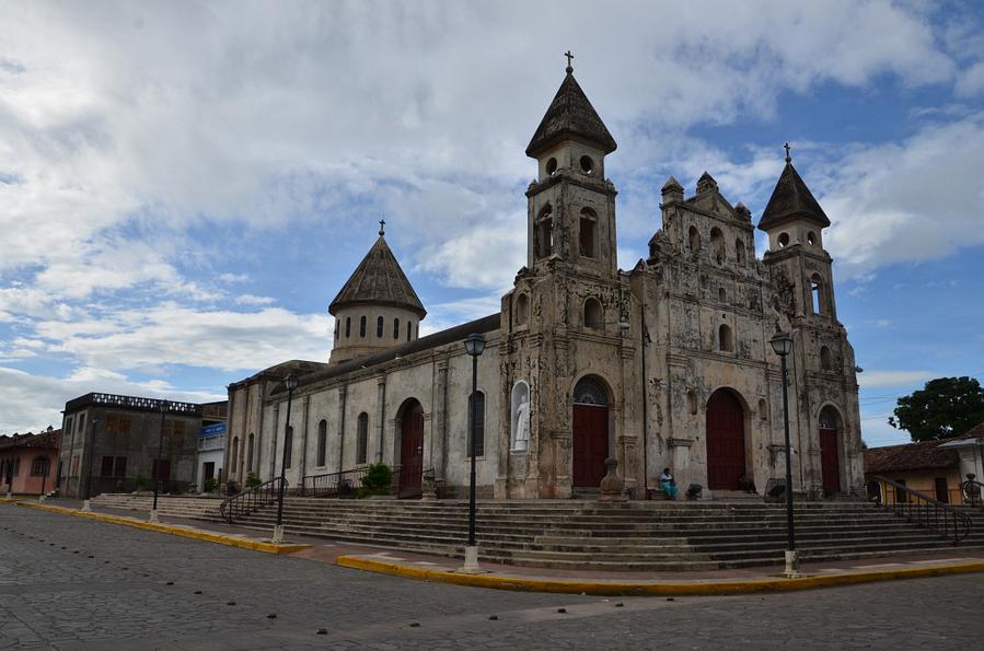 Одна из церквей Гранады Никарагуа