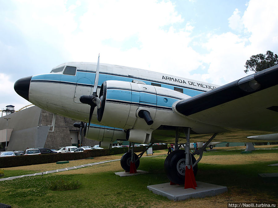 Дуглас ДС-3 с другоро ракурса Мехико, Мексика