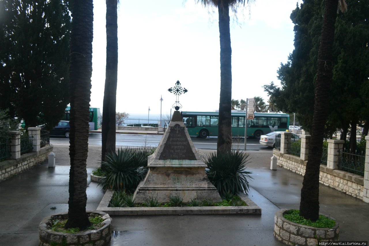 Памятник солдатам наполеоновской армии, погибших в монастыре Стелла Марис. Хайфа, Израиль