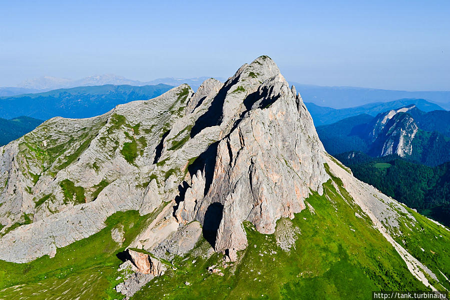 Западная вершина, на заднем плане слева, еле различимы гора Фишт (2867м) и гора Оштен (2804м). Мостовской, Россия