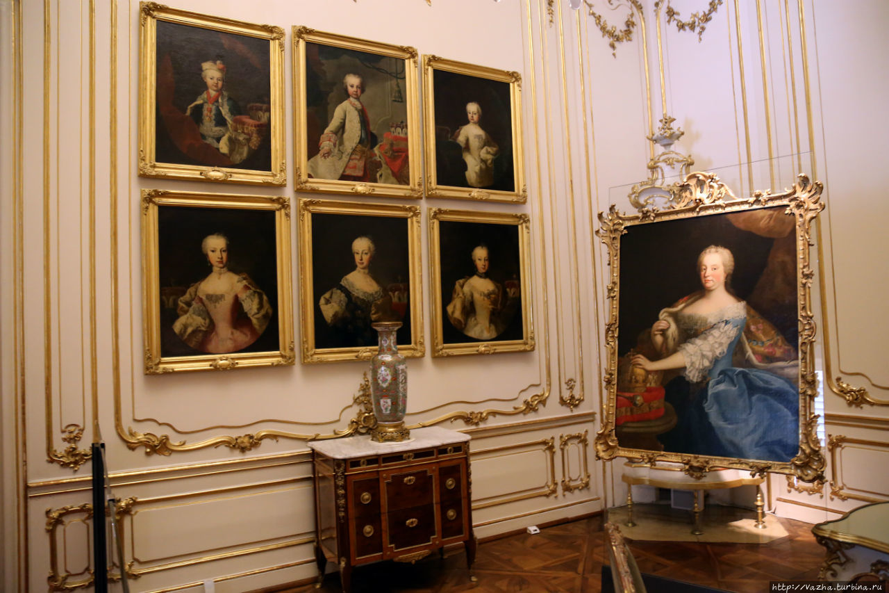 Мария Терезия со своими детьми Вена, Австрия