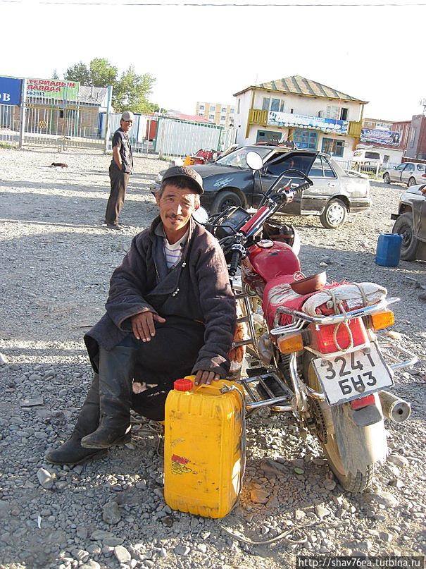продавец кумыса в Баян-Хонгоре Монголия