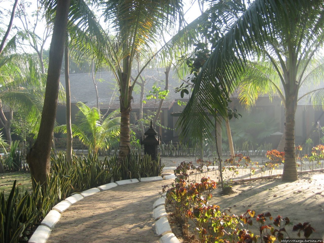 Территория отеля  “Thazin Garden Hotel” в Багане Баган, Мьянма