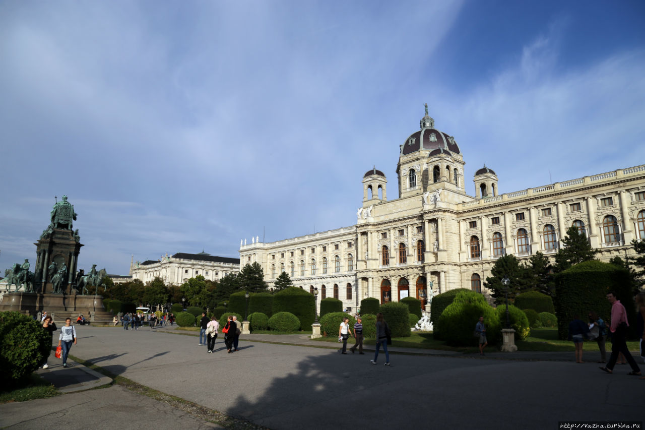 Здание музея было построено по проекту архитектора Готфрида Земпера и барона Карла фон Хазенауера Вена, Австрия