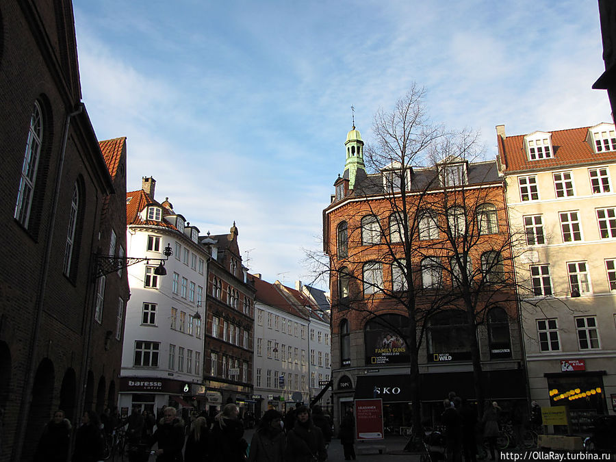Вот так поднимается солнце, освещая только крыши.