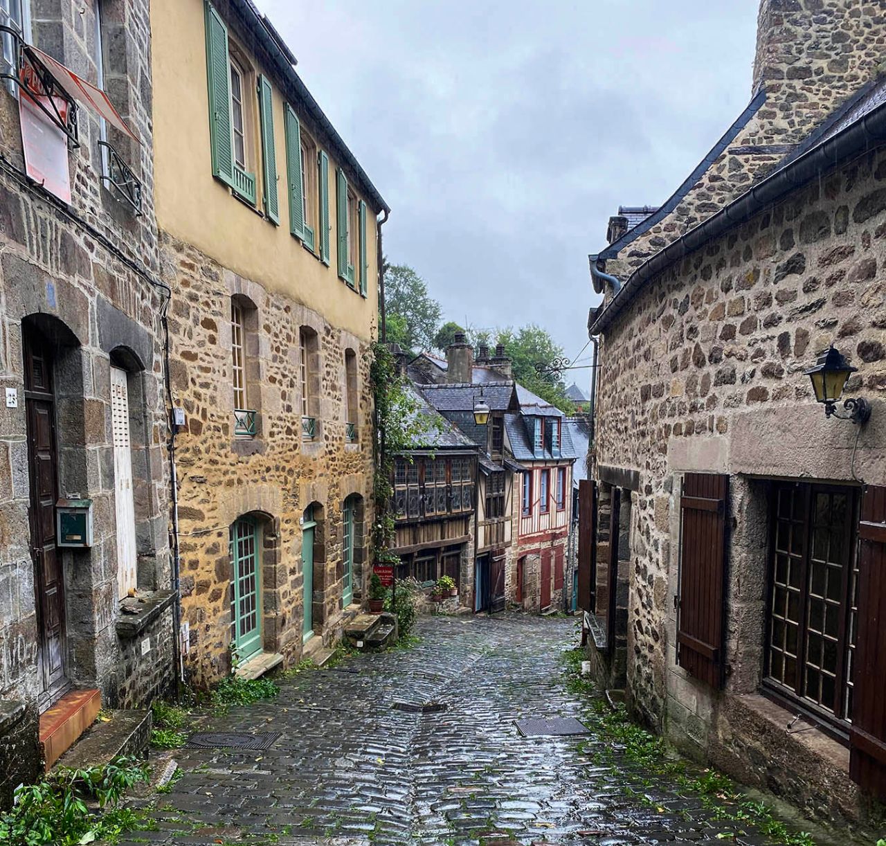 Динан. Ирония дождя Динан, Франция