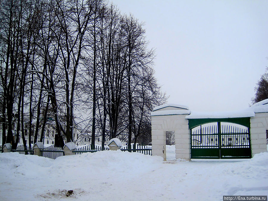 Центральный вход в усадьбу Карабиха, Россия