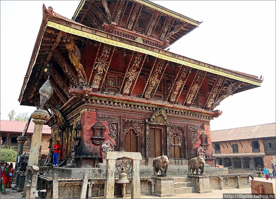 Крышу храма поддерживают стойки, на которых высечены изображения бога Вишну в его различных воплощениях и других божеств Чангу-Нароян, Непал