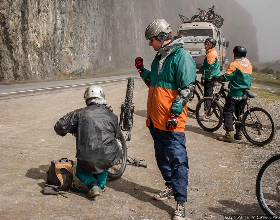 На велосипедах по Дороге Смерти в Боливии
