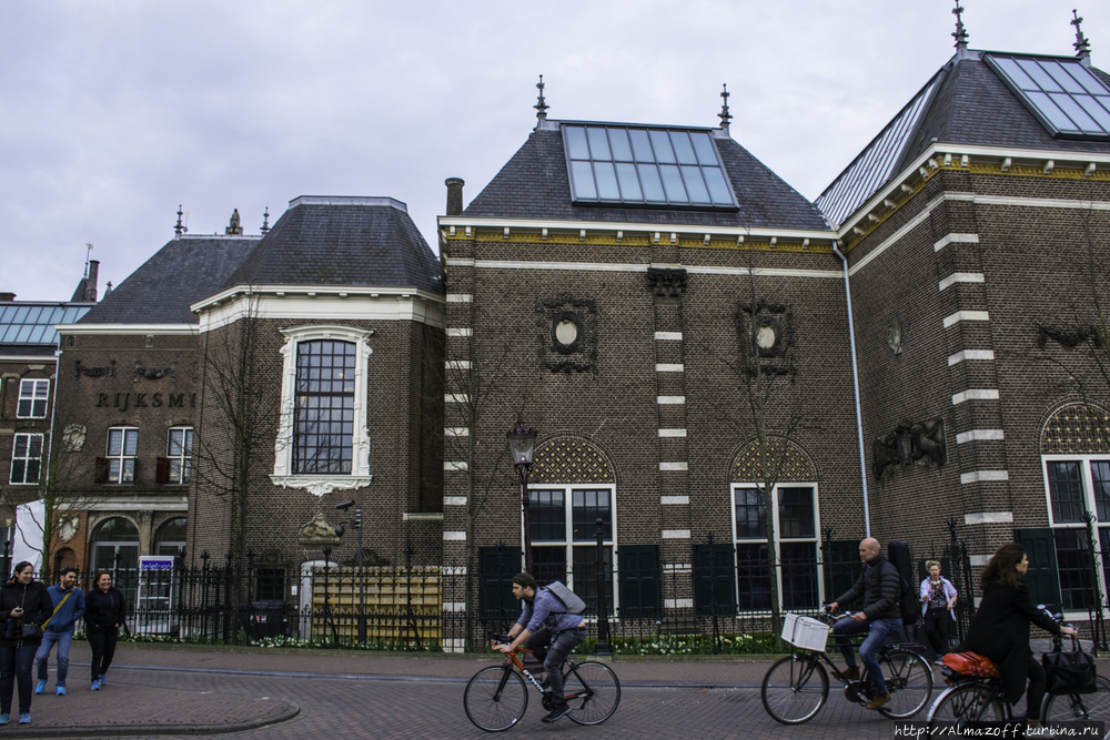 Проходя мимо Ван Гога, мимо музея Ван Гога. Амстердам, Нидерланды