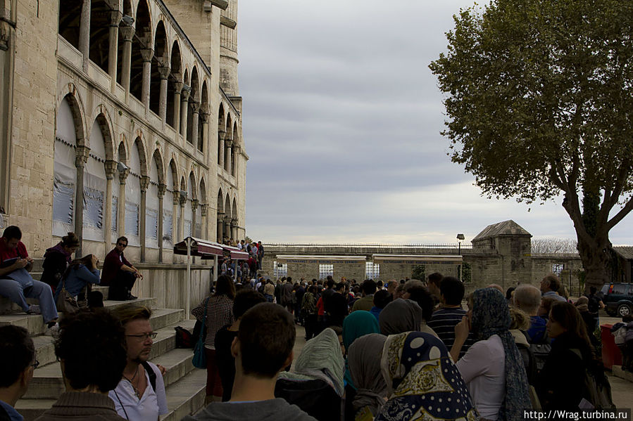 Отстояв очередь на вход можно посетить и внутренние просторы.