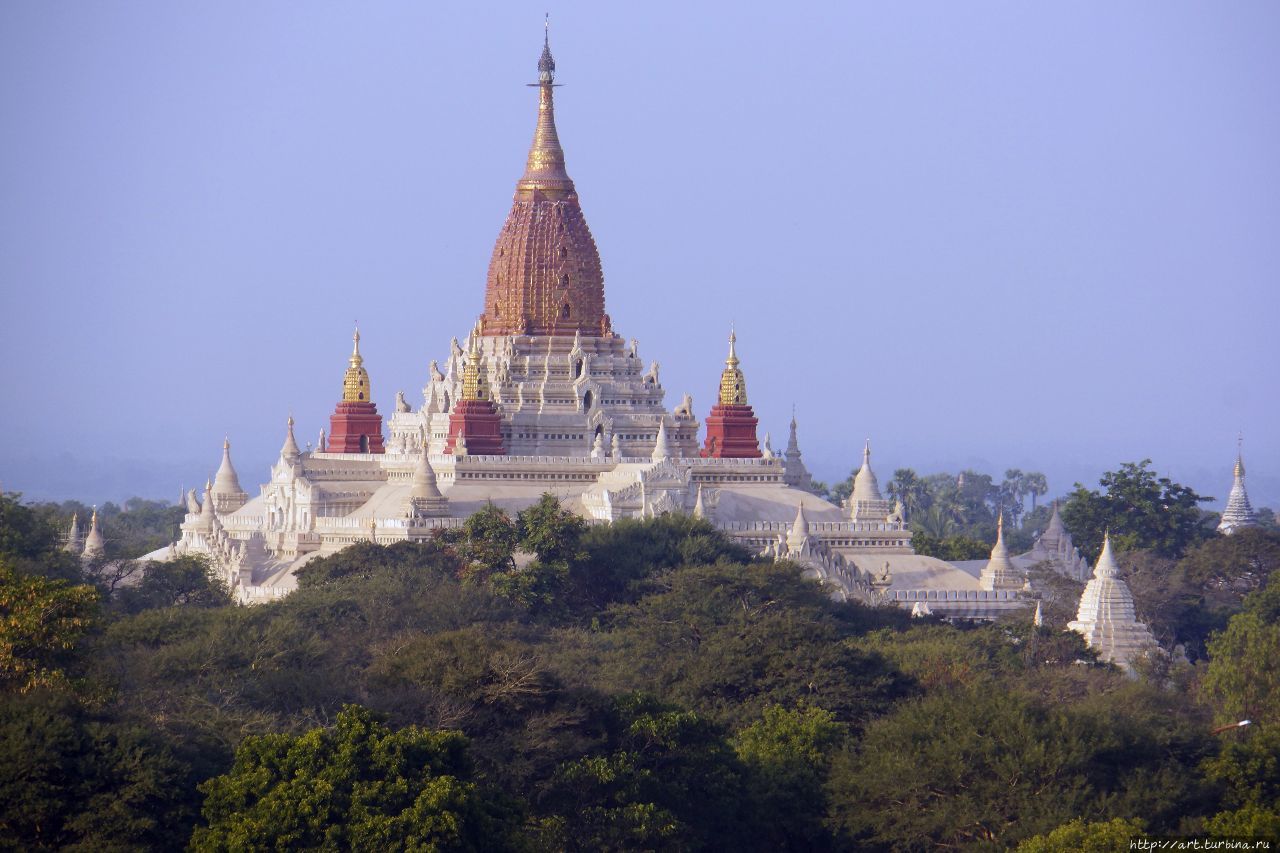 в нем живут несколько огромных великолепных Будд Баган, Мьянма