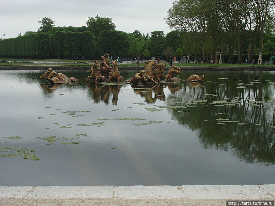 Бассейн Аполлона на колеснице, которую кони тянут из воды, чтобы взмыть в небеса.