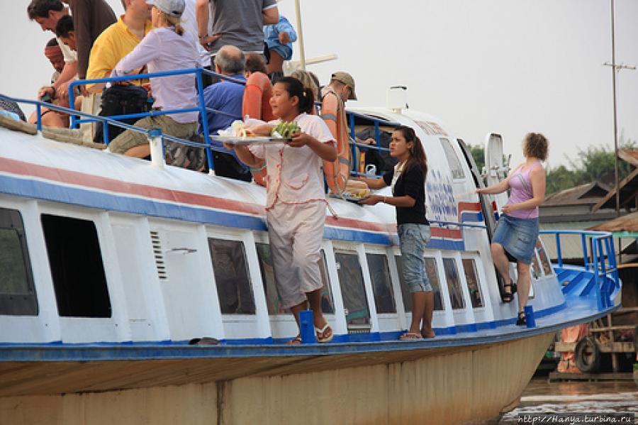 Торговля на борту катера в Сиемрипе. Фото из интернета