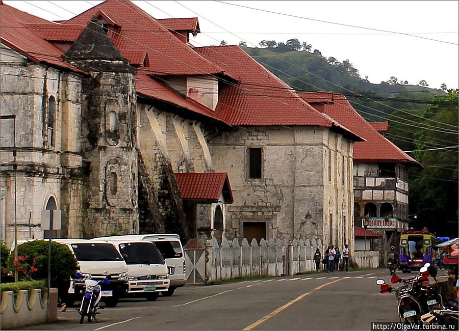*Церковь святого Петра в городке Лобок – одна из красивейших на острове