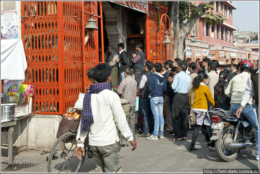 У входа в какой-то храм толпится народ...
* Джайпур, Индия