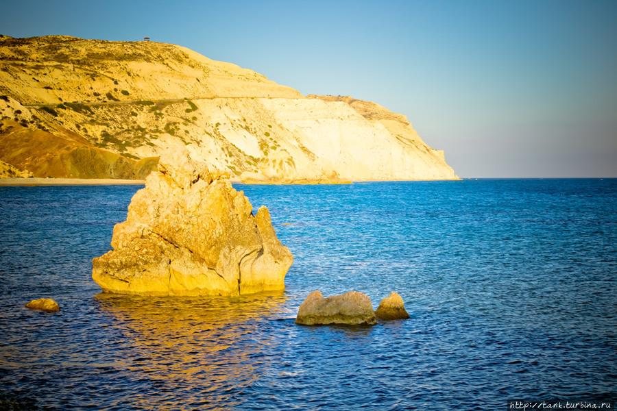 Весь день, катаясь по горному массиву, под палящим солнцем, зажарившиеся и уставшие, закат приехали встречать, к уже знакомым скалам Афродиты. Горы Троодос, Кипр