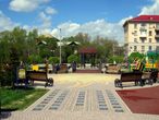 По проспекту К.Маркса находится и сквер им. 30-летия комсомола, часть которого в 2016 г. реконструировали и далее переименовали в Ротари-парк Солнечный круг. Центром парка является литературная беседка.