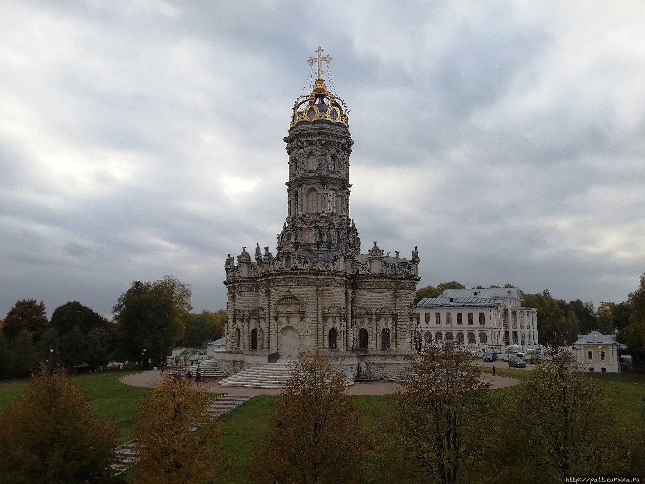 Православный храм в честь иконы Божией Матери «Знамение». в Дубровицаx (Подольск, Московская область), начало октября 2018 года