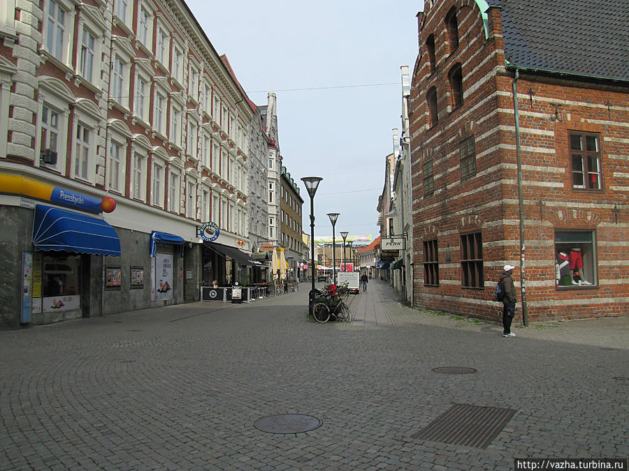 Утро в городе.Одинокий путник