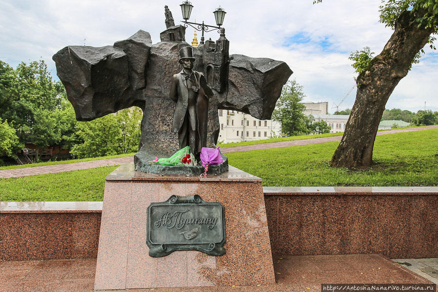 Памятник Пушкину. Сам поэт бывал в Витебске лишь проездом, но именно здесь ему подсказали идею Дубровского. Витебск, Беларусь