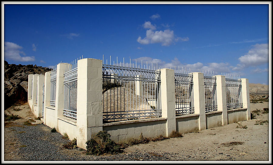 Эта каменная плита обнесен такой вот оградой.