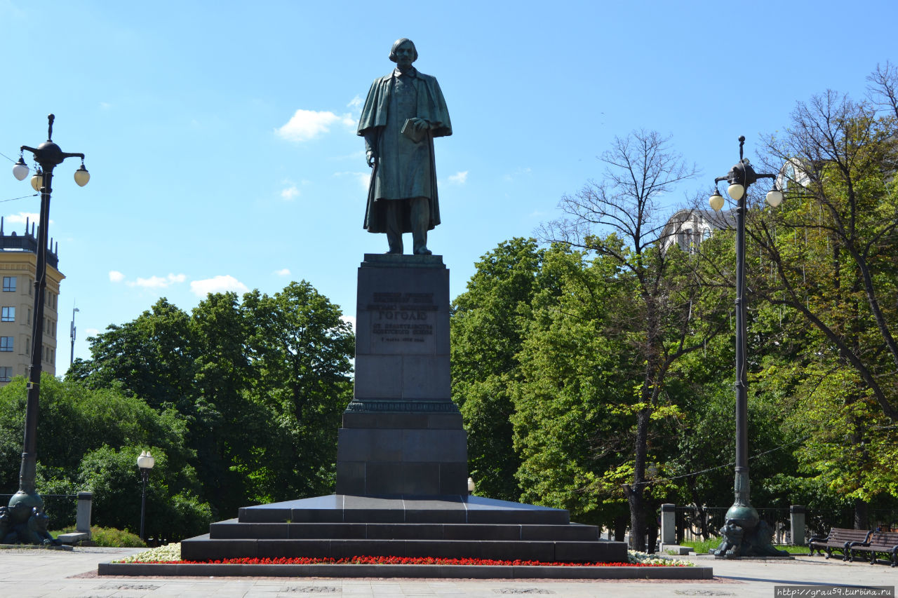 Памятник Н.В.Гоголю / The Monument to N.V.Gogol