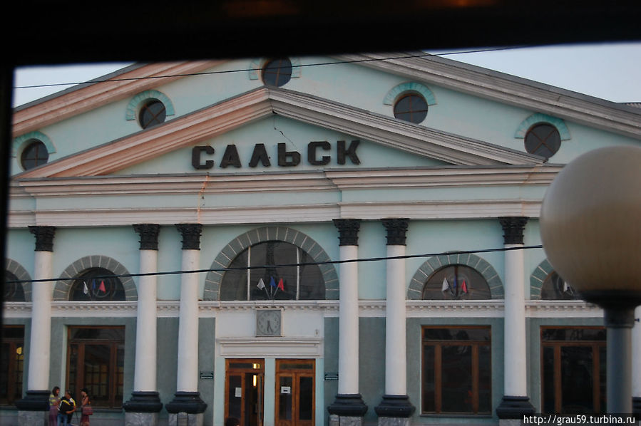 Фото, сделанное из окна купе железнодорожного вагона Сальск, Россия