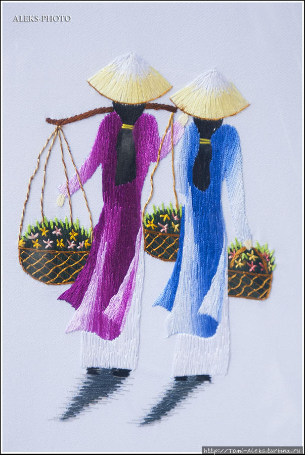 Вышивка шелковыми нитками — это прямо национальный вид искусства Вьетнама. Туристам предлагается огромное количество картин и картинок всех размеров. И стоят такие вышивки очень дорого. Я так и не рискнул купить хоть одну вышивку на память — цена кусалась. Мы привезли другие сувениры... Ханой, Вьетнам