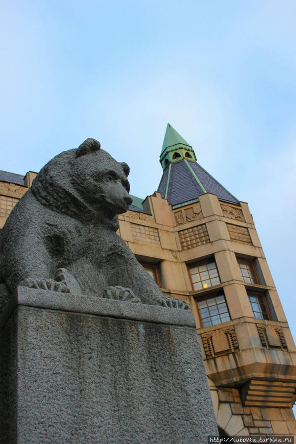 Бурый медведь является национальным символом Финляндии и не редко встречается (в каменном виде)  по всему Хельсинки. Хельсинки, Финляндия