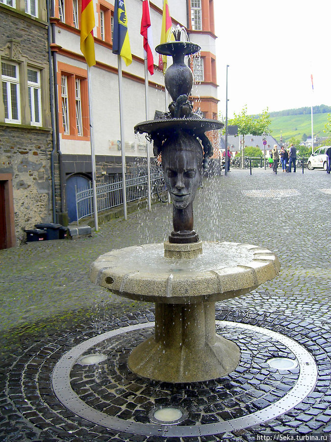 Такой же фонтан есть в Карловых варах Бернкастель-Кюс, Германия