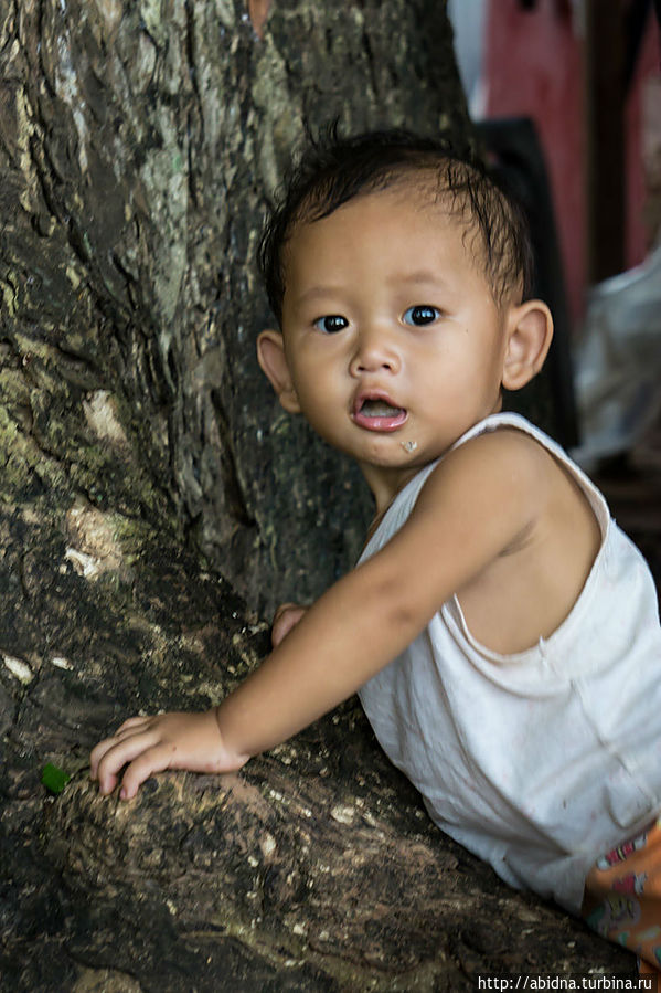Малыш около сувенирного киоска Камбоджа