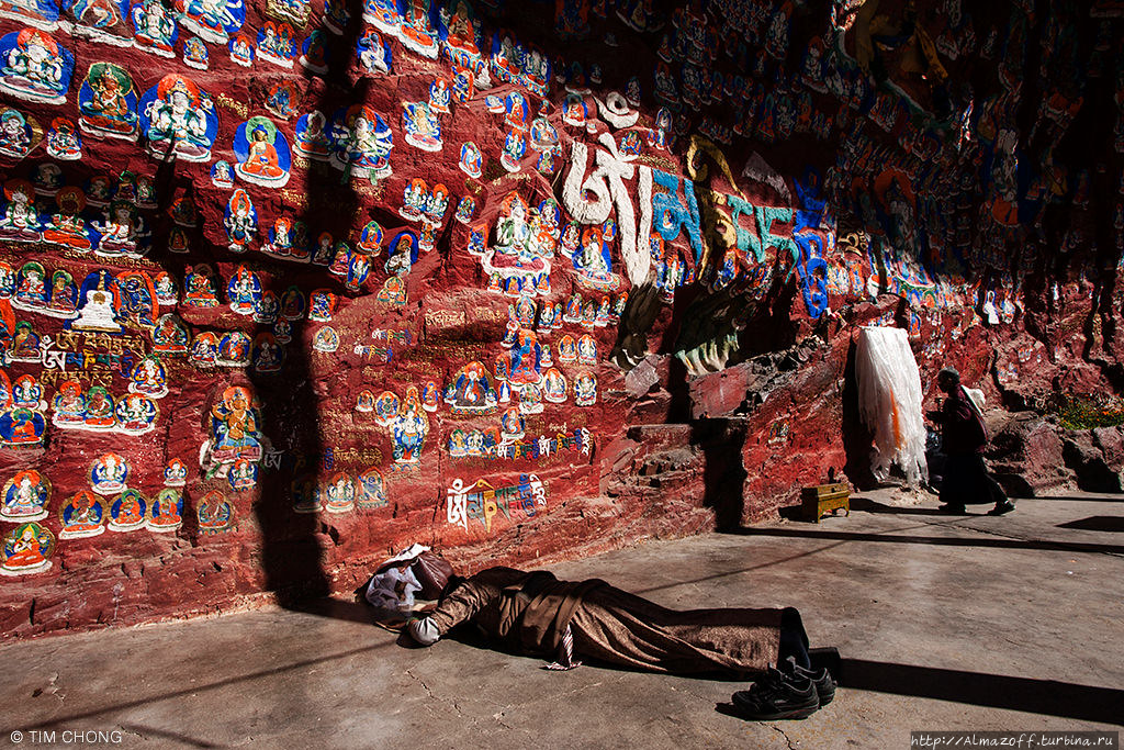 Скала 1000 Будд на холме Чакпо-Ри Лхаса, Китай