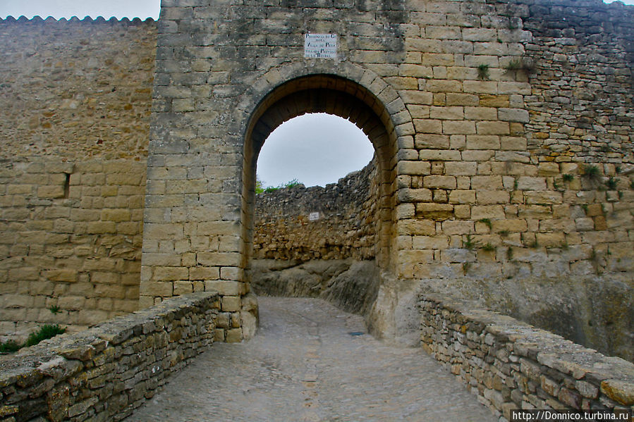 один из входов в стены города