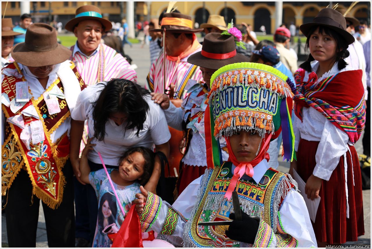 На каком языке разговаривают жители южной америки. Перу Лима люди. Перу Лима жители. Лима Перу население. Южная Америка люди.