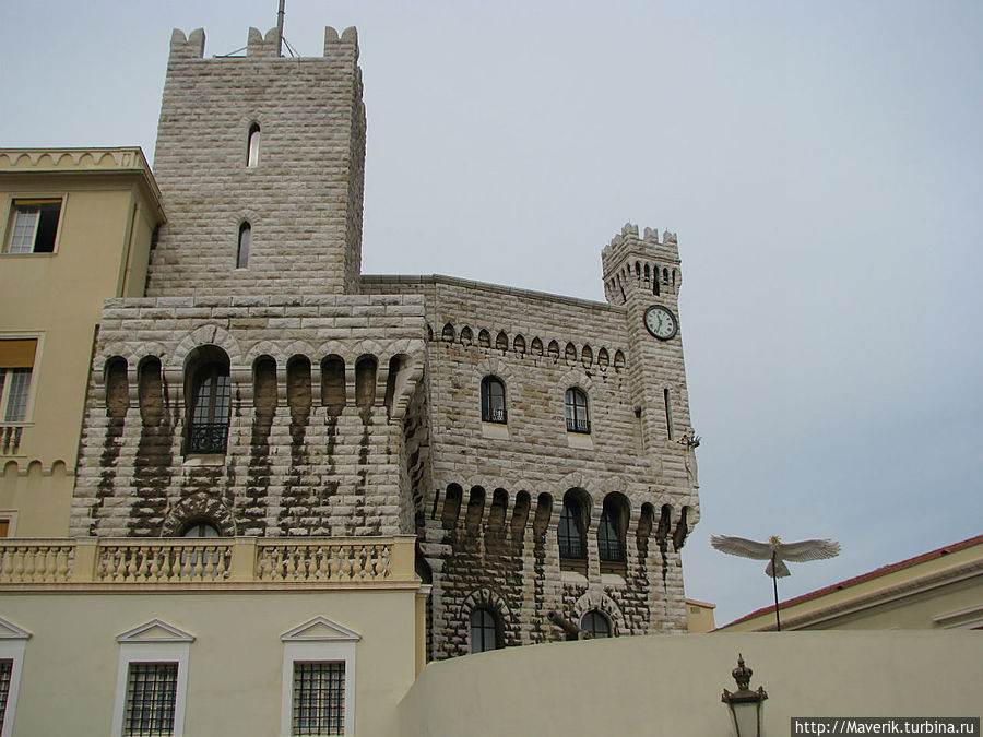 Княжеский дворец.

Здесь можно посетить Салон Мазарини, который отделан разноцветным деревом и Салон Людовика XV.