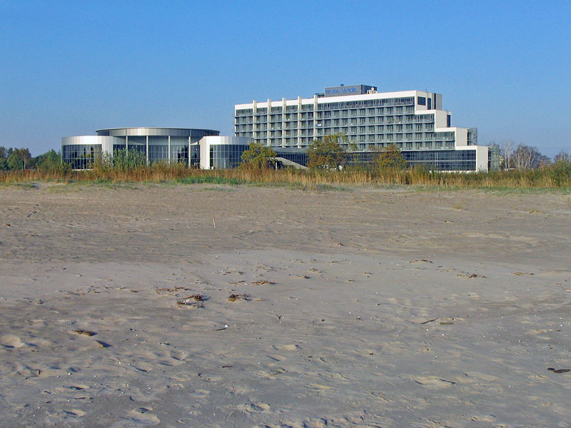 Слева — аквапарк, справа — отель Пярну, Эстония