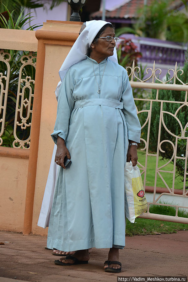 Монахиня португальского католического храма. Штат Гоа, Индия