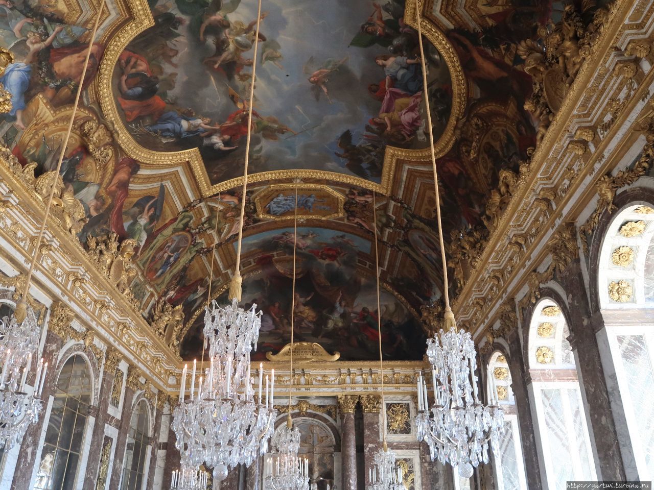 Большой дворцовый зал (пытаемся соблюдать новый европейский закон о персональных данных и не публиковать фотографии людей без их согласия, поэтому только фрагмент, который не отображает всего величия зала). Париж, Франция