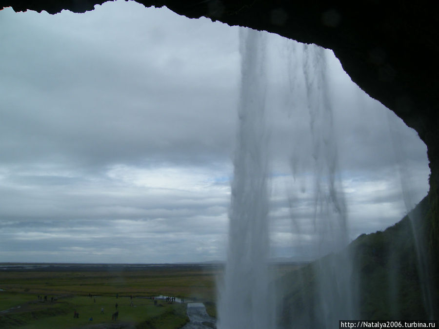 По ту сторону водопада Seljandsfoss Исландия
