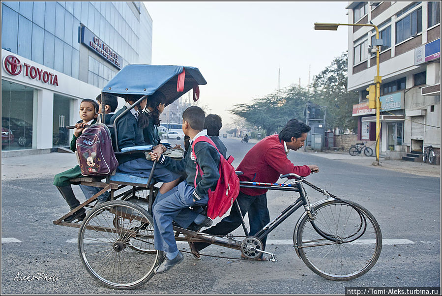 Мы выехали из отеля рано утром. Таким вот образом те, у кого есть на это средства, доставляют своих детей в школу, заплатив велорикше...
* Джайпур, Индия
