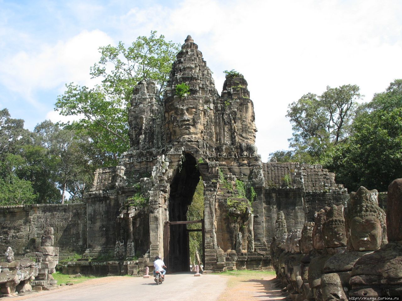 Мост к Южным воротам в Ангкор Том Ангкор (столица государства кхмеров), Камбоджа